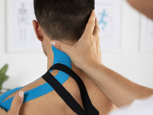 https://clinicagolbanomelendez.com/wp-content/uploads/2025/05/female-physiotherapist-applying-elastic-medical-bandage-male-patient-640x480.jpg